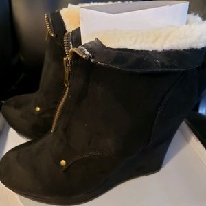 QUPID BLACK SUEDE HIDDEN PLATFORM BOOTIES, NWT